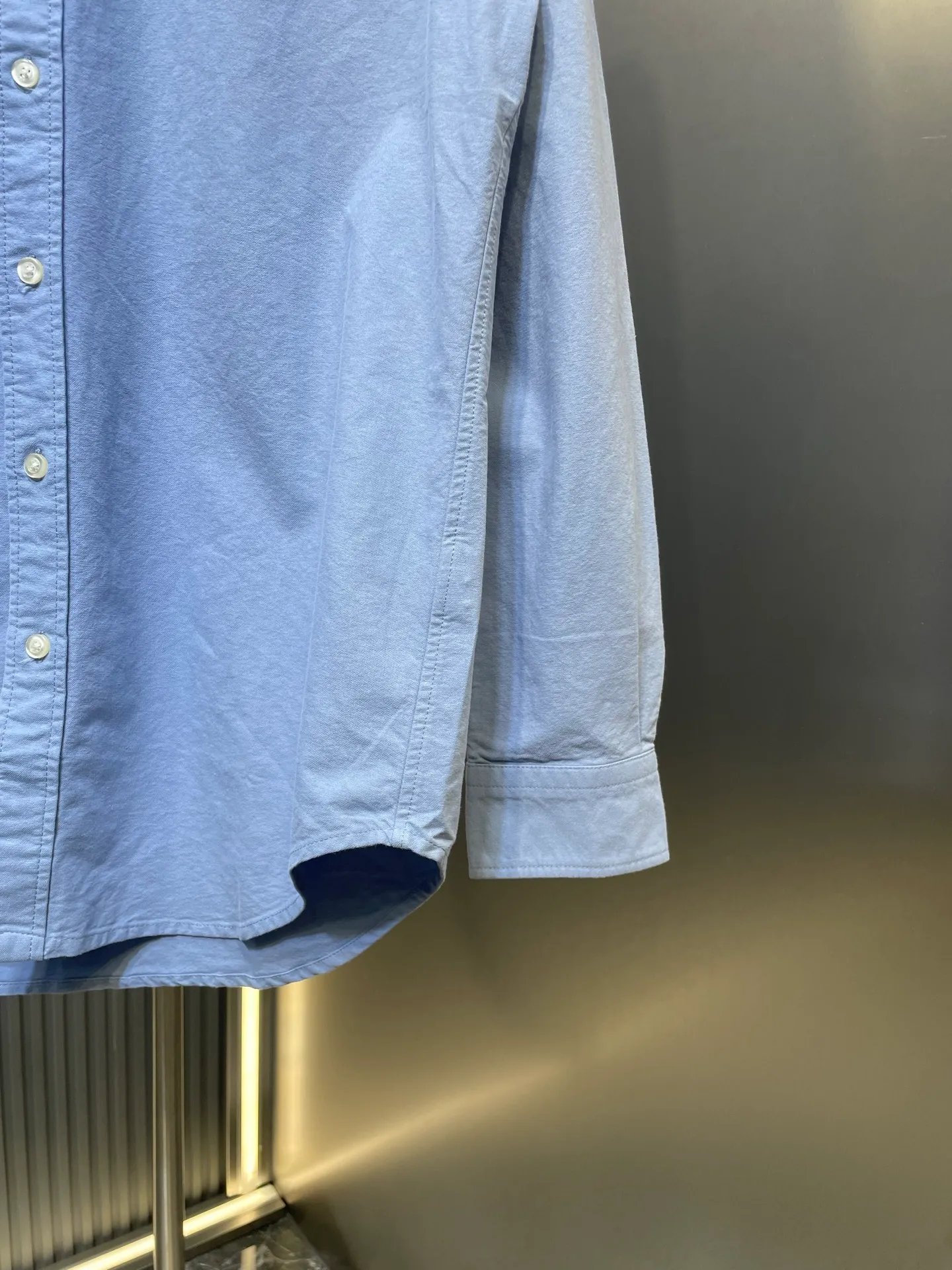 P370 Ralph Lauren 🌟 War Horse solid color shirt, macaron color, white upper body, loose fit, contrasting embroidery design on the cuffs and chest, button closure, can be paired with a skirt of the same color Size: xs-xl